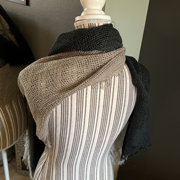 Cozy scarf/shawl, so soft, black and tan color block - Picture 5 of 6